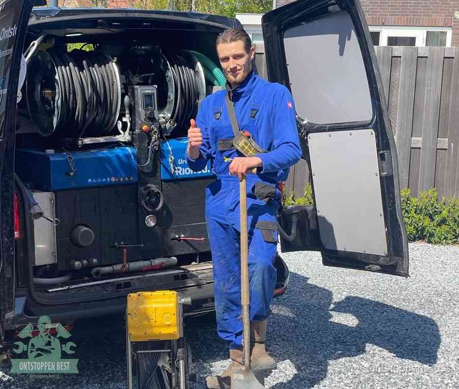 Een tevreden monteur met opgestoken duim na een geslaagde klus, slim ingrijpen bespaart kosten bij een verstopte wc in Best