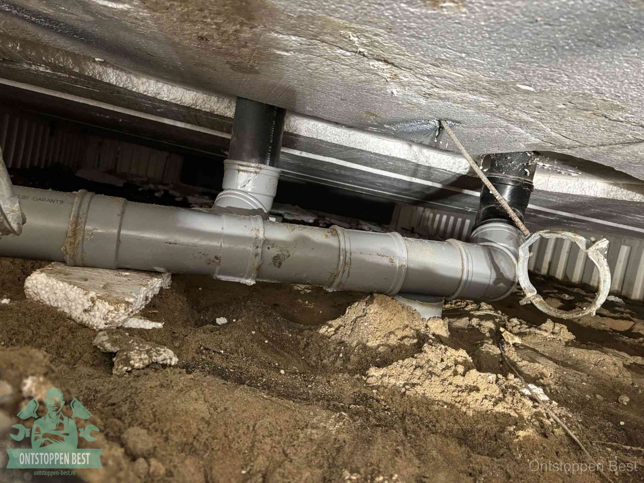 PVC-buizen in de kruipruimte van een gemengd of gescheiden rioolstelsel in Best