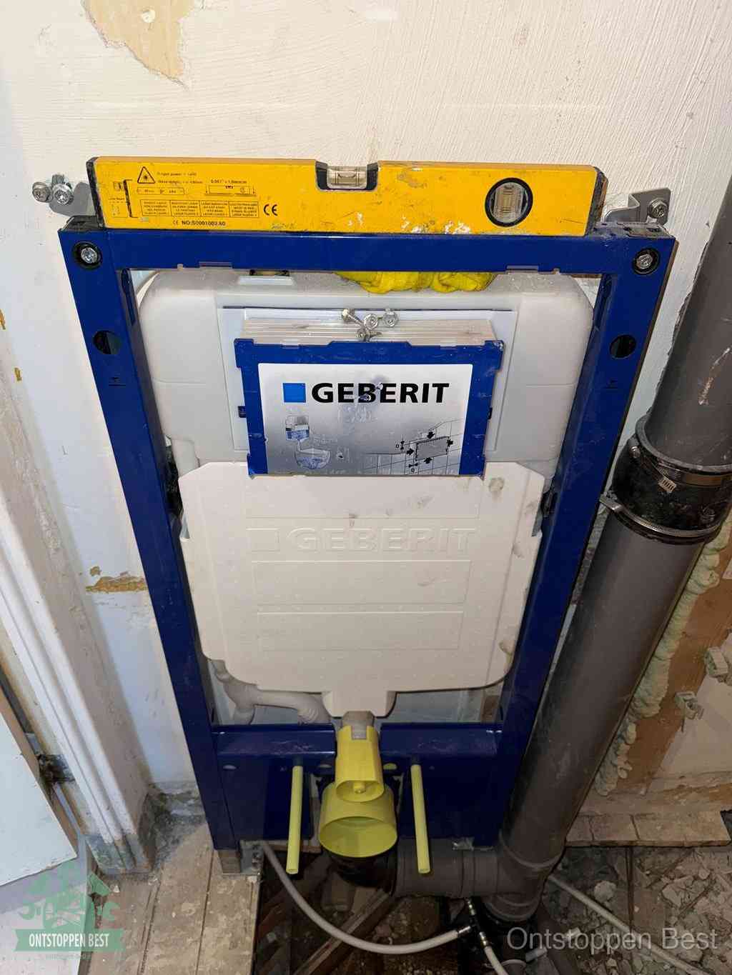 Een Geberit inbouwreservoir met frame voor een hangtoilet tegen de wand, met de afvoerbocht naar de vloer, kenmerkend voor een verstopt hangtoilet in Best