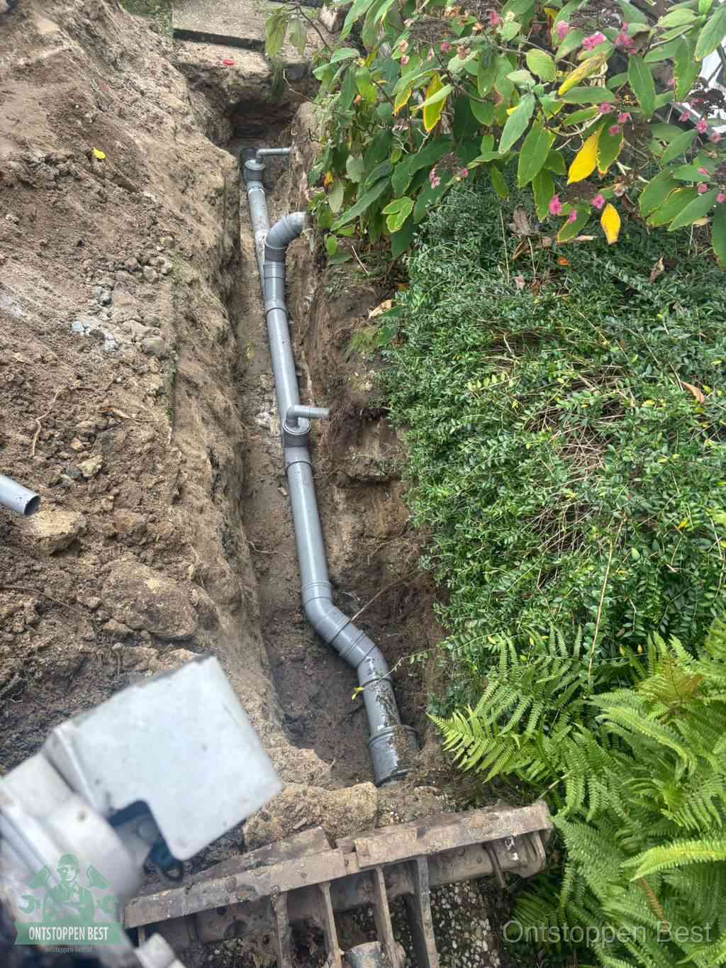 Open sleuf met nieuwe PVC-buizen, riool repareren en vervangen in Best