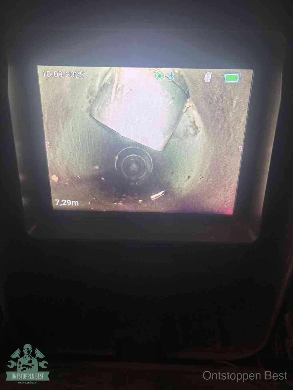 Camerabeeld van een verzakte rioolbuis diep onder de grond, een rioolverzakking in Best