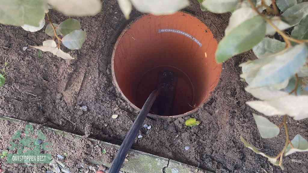 Open inspectieput in de tuin waar een veer rioolvliegjes en stankoverlast aanpakt in Best