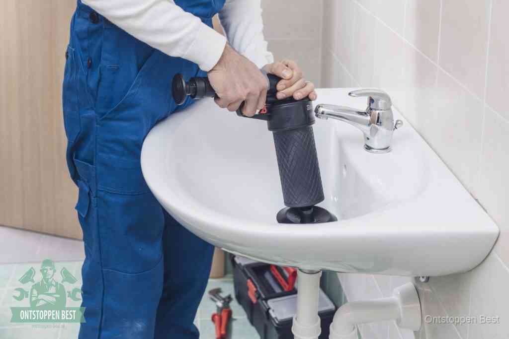 Een te ruwe doe-het-zelf poging met een handmatige perslucht-ontstopper op een sanitair-afvoer, een van de veelgemaakte fouten bij wc ontstoppen in Best