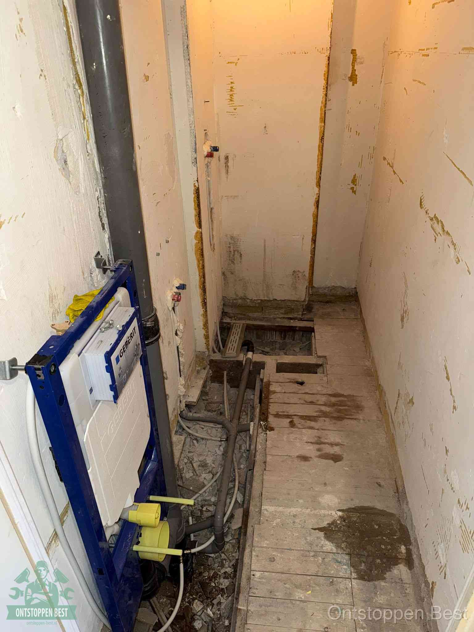 Een opgebroken toiletruimte tijdens renovatie met een Geberit inbouwreservoir en blootliggende oude afvoerleidingen, typisch voor oudere woningen in Best